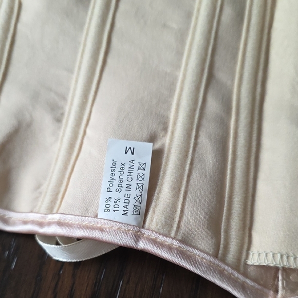 Elegant Cream Womans Corset - Picture 3 of 8